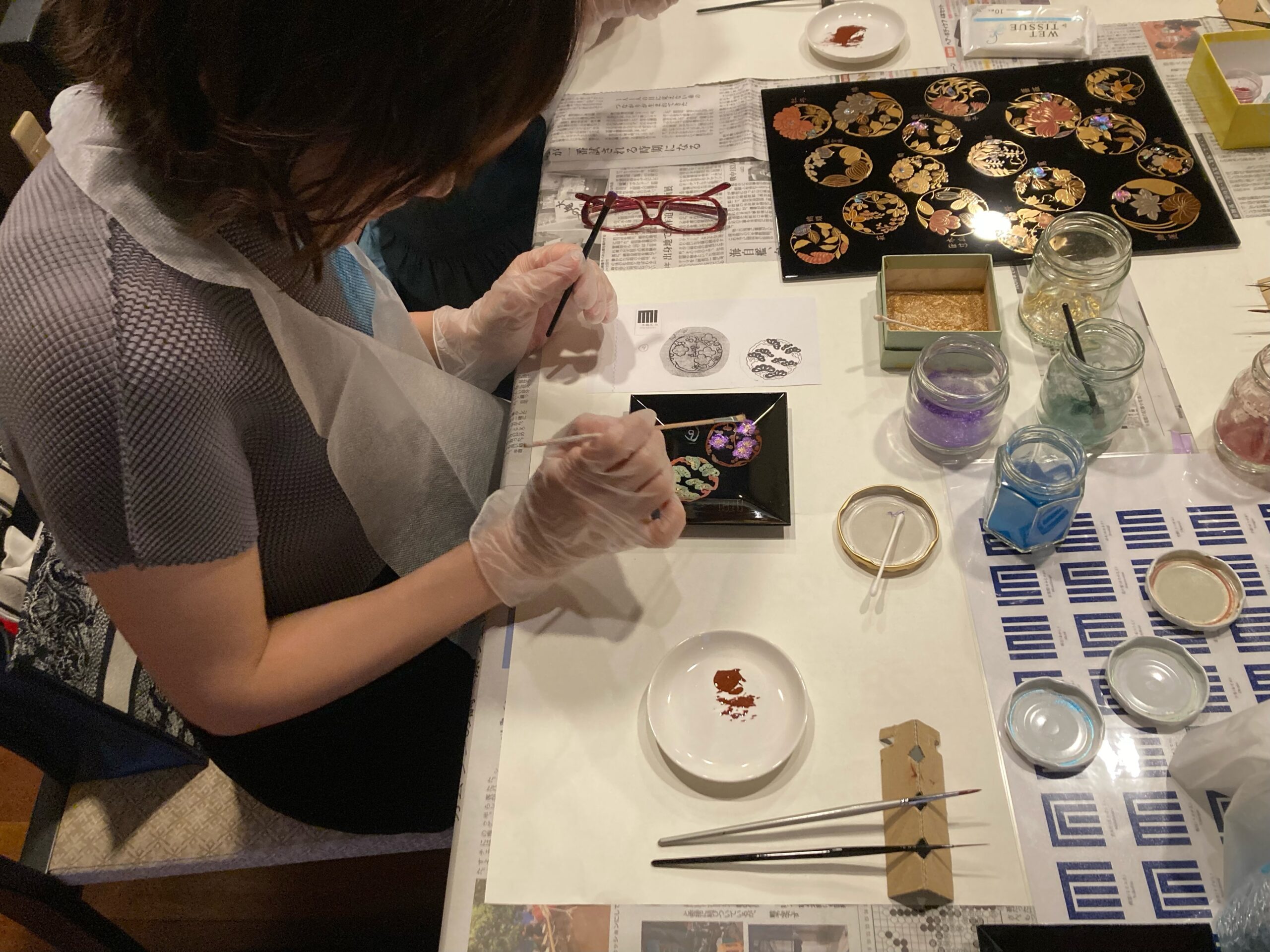 蒔絵師 下出祐太郎氏から学ぶ 蒔絵の針描き体験 | 本願寺未来財団